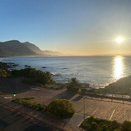 The Sun, Whales & Waves - Seafront Apartment Hermanus Bagian luar foto
