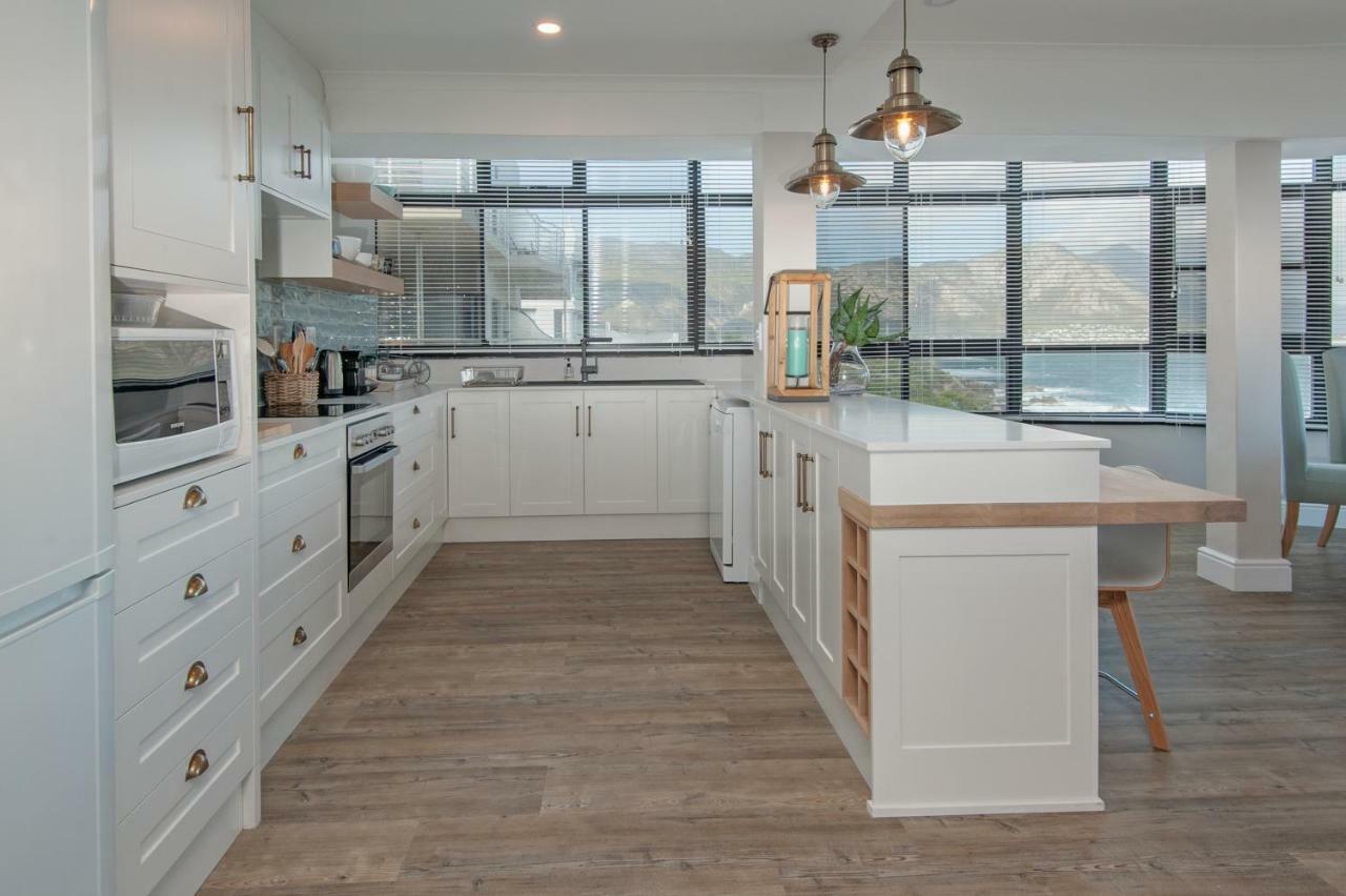 The Sun, Whales & Waves - Seafront Apartment Hermanus Bagian luar foto