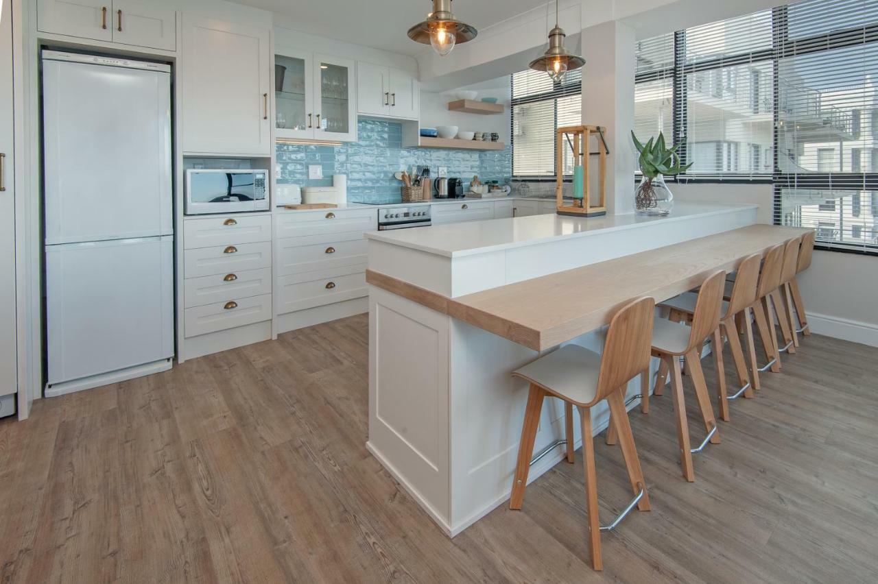 The Sun, Whales & Waves - Seafront Apartment Hermanus Bagian luar foto
