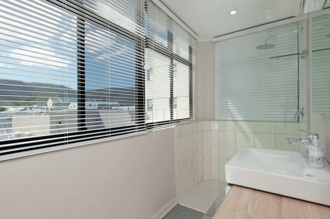 The Sun, Whales & Waves - Seafront Apartment Hermanus Bagian luar foto
