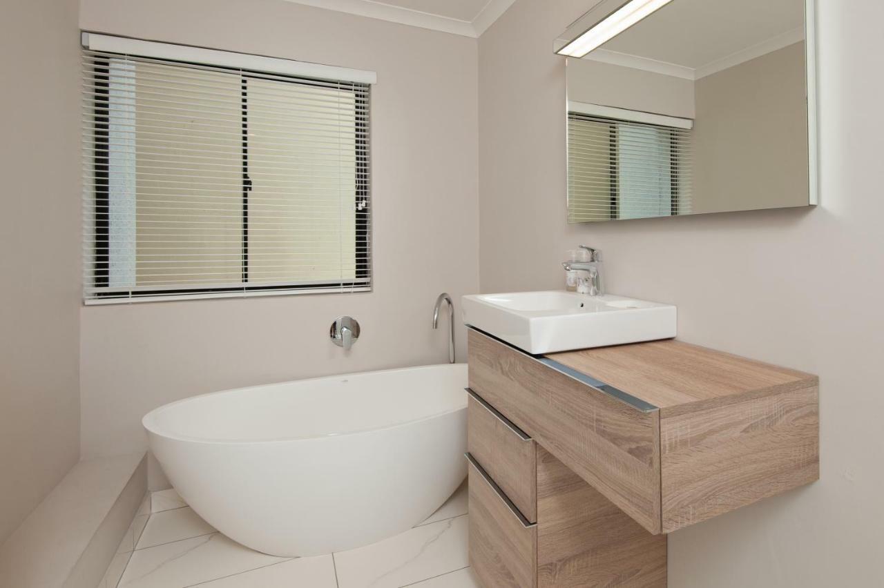The Sun, Whales & Waves - Seafront Apartment Hermanus Bagian luar foto