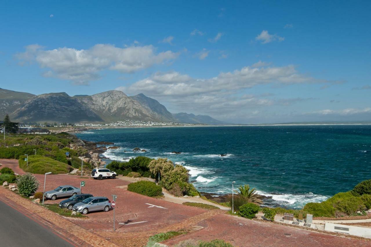 The Sun, Whales & Waves - Seafront Apartment Hermanus Bagian luar foto