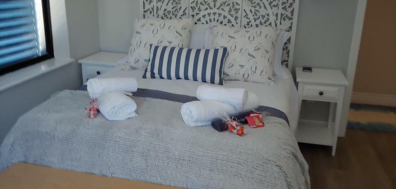 The Sun, Whales & Waves - Seafront Apartment Hermanus Bagian luar foto